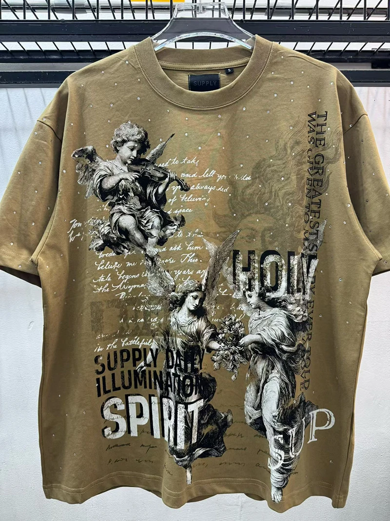 Sommerliches Vintage-T-Shirt für Herren mit roter Waschung und Grafik: Himmel, Wolken, Engel, Cherub, Strass – Lässiges Baumwoll-T-Shirt mit entspannter Passform – Detail 3