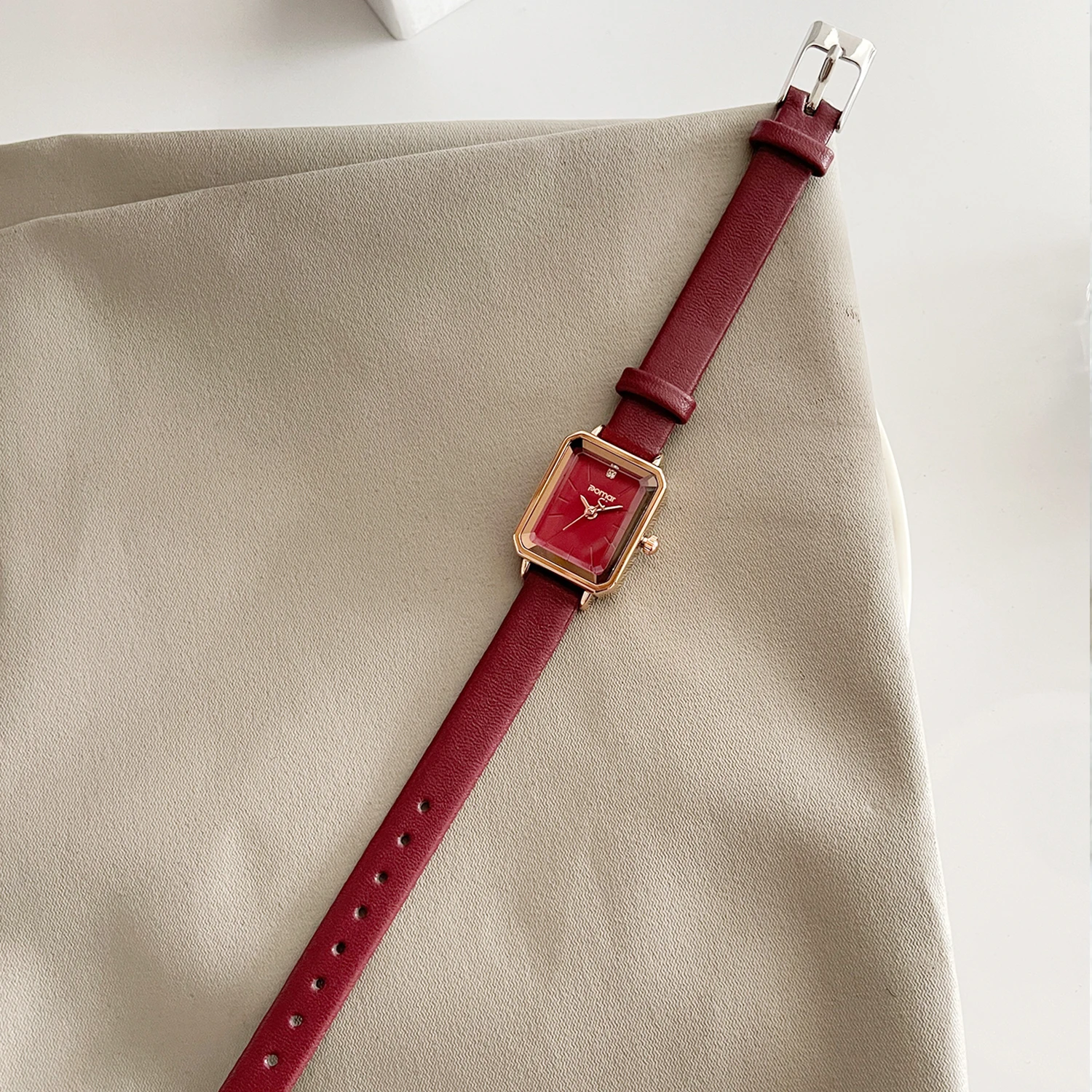 ساعة بومار فاشن أنيقة كلاسيكية مربعة فاخرة من الجلد الأحمر الخمري المقاوم للماء كوارتز للنساء، للنساء للساعة