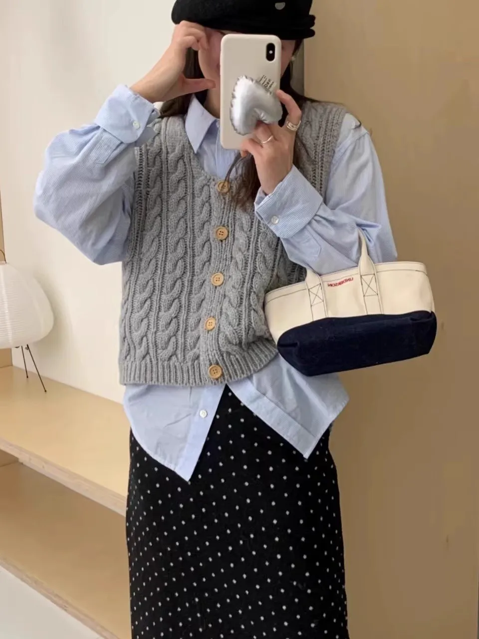 เสื้อคาร์ดิแกนถักไหมพรมแบบเปิดไหล่สไตล์เกาหลี ดีไซน์หวานน่ารัก สำหรับผู้หญิง ใส่ได้ตั้งแต่ต้นฤดูใบไม้ร่วง ให้ความรู้สึกหรูหราและมีระดับ...