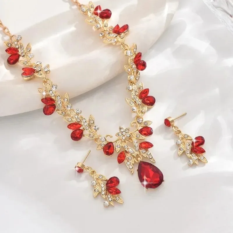 

3PCS Vintage Jewelry Set Exquisite Rhinestone Pendant Banquet Party Women Romantic Crystal Necklace Earring Accessory Set
