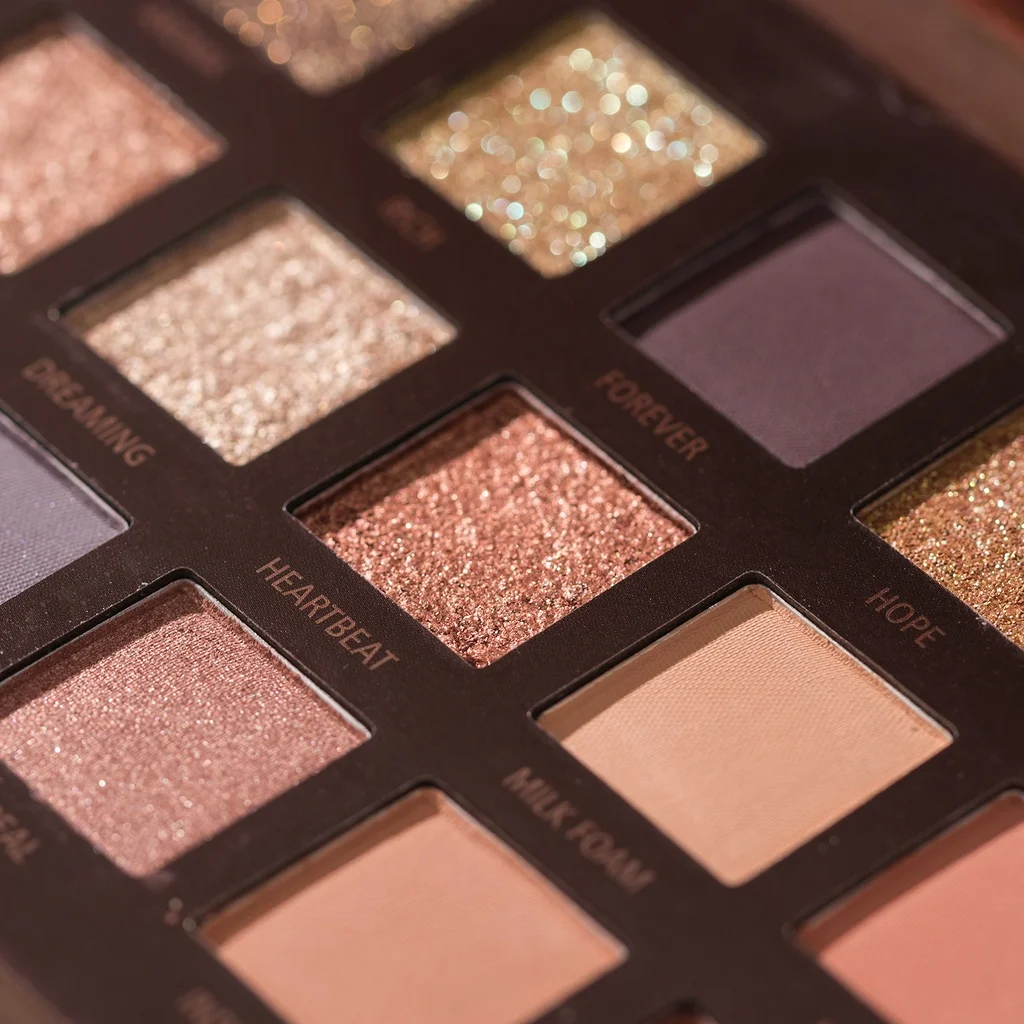 Long-Lasting 18-Color Eyeshadow Palette with Matte, Shimmer, Shiny, and Metallic Textures - Create Stunning Makeup Looks