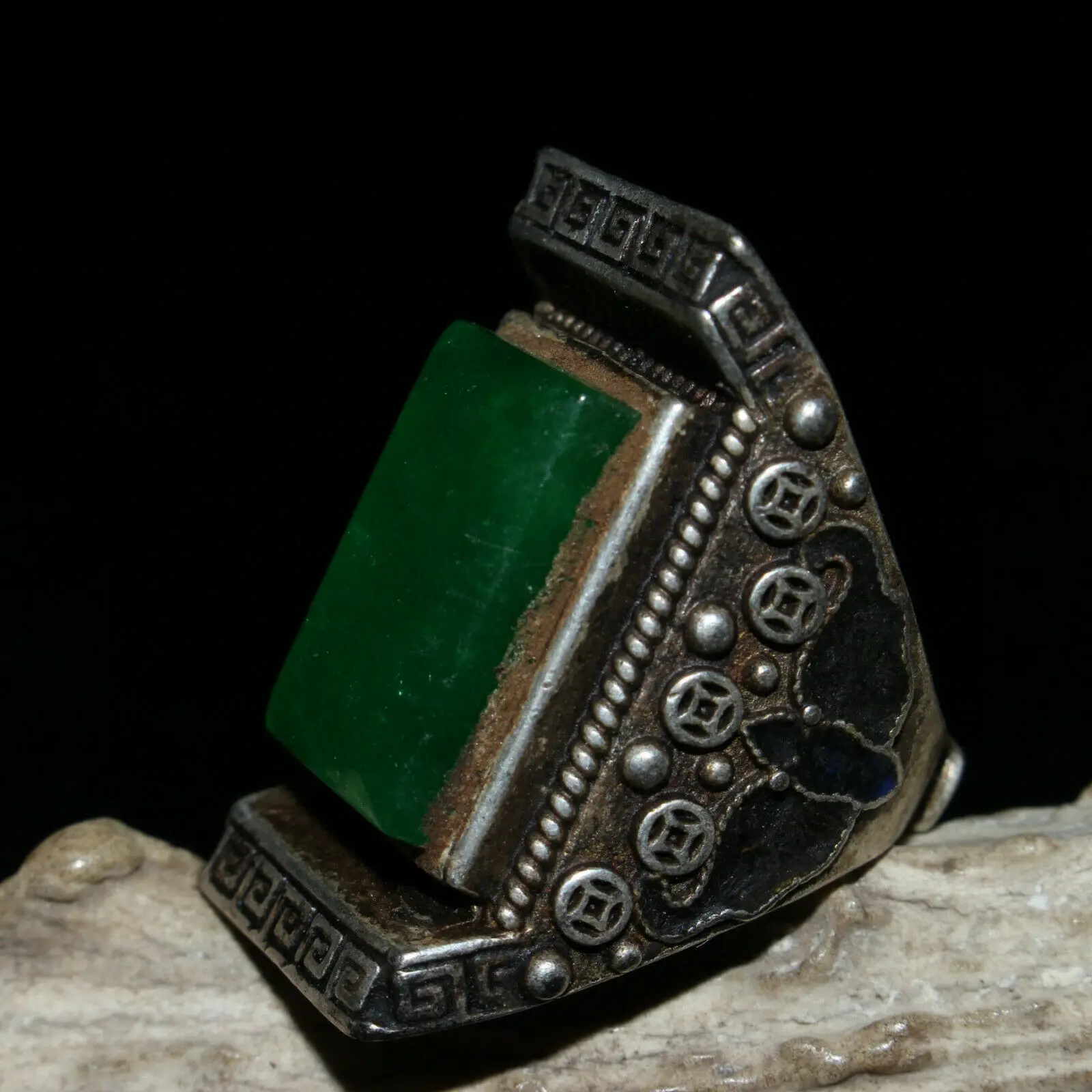 Chinese Old Craft Made Old Tibetan Silver Emerald Inlaid ring