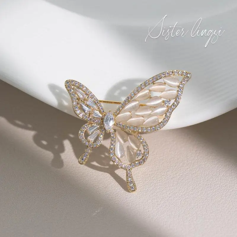 Vintage Butterfly Hollow Brooch for Women Synthetic Zircon Lapel Pin Elegant Corsage for Coat  Sweater Fall Winter Jewelry Gift