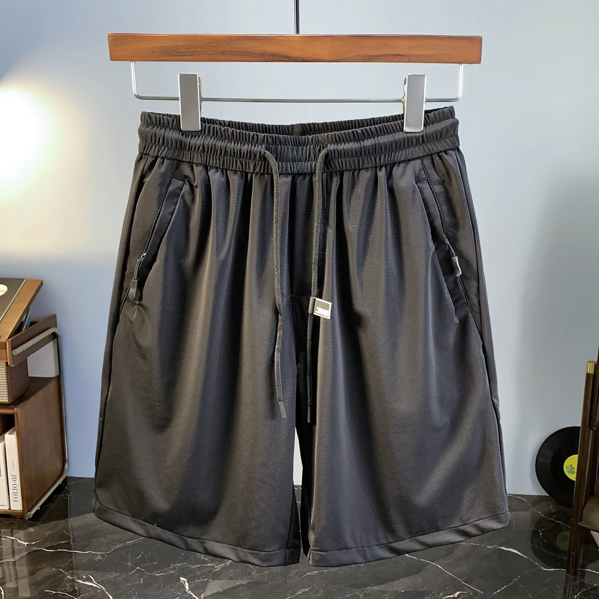 

Летние мужские шорты из тонкого ледяного шелка, трендовая корейская версия, повседневные спортивные свободные быстросохнущие дышащие брюки средней длины