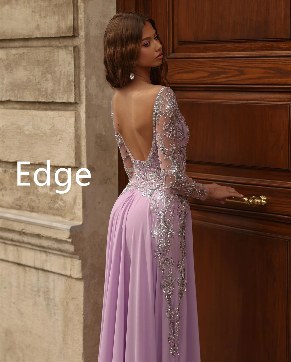 ชุดราตรีผ้าชีฟองสีม่วงสุดหรูสั่งตัดพิเศษ ดีไซน์คอวี แขนยาว พร้อมชายกระโปรงยาวลากพื้น สำหรับงานพรอมหรือโอกาสพิเศษ