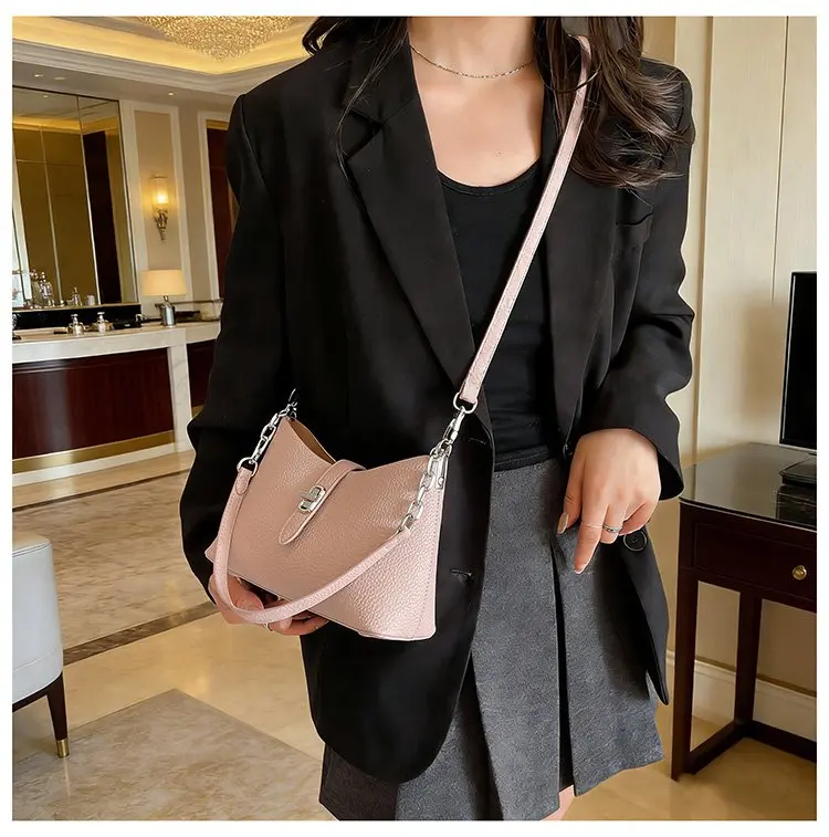 

2026 New High-end Niche Bag Women's Versatile Fashion Super Hot Commuter Crossbody Bag One Shoulder Underarm Bag