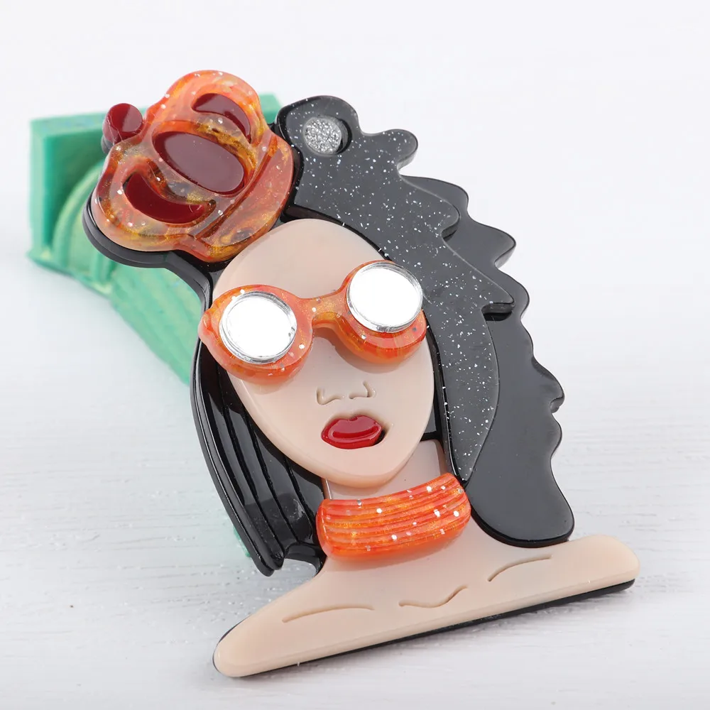 Punk Cool Black Hair Lady Wear Crown Acrylic Brooches For Women Resin Figure Glasses Grils Brooch Lapel Pins Fashion Jewelry Gif