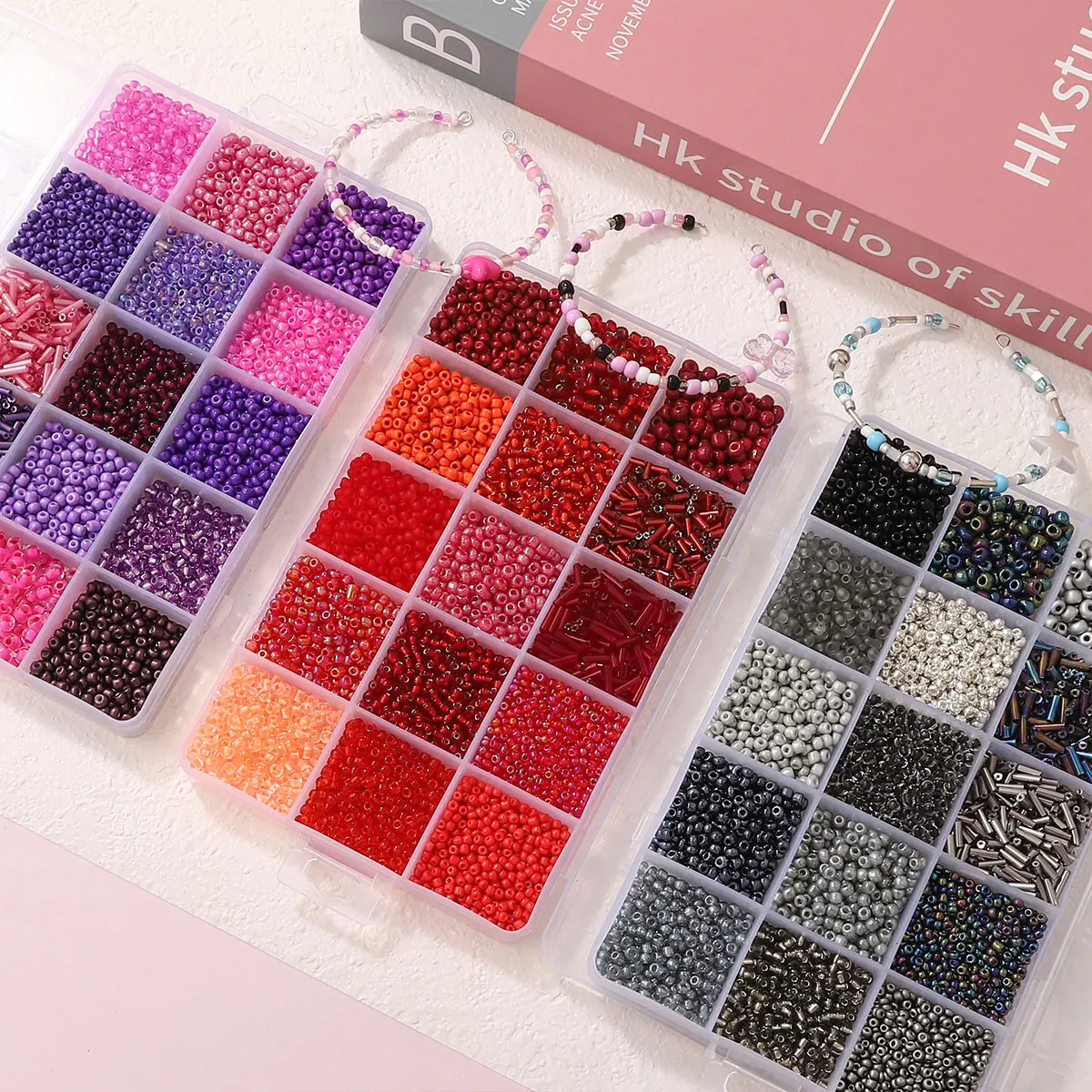 15 Fächer Glasperlen-Set inklusive Saatperlen & Stiftperlen mit Aufbewahrungsbox für DIY-Schmuckherstellung, Armbänder, Halsketten und Charms – Detail 8
