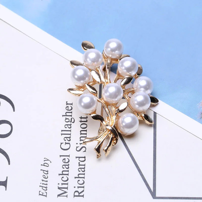 Hot Selling European And American Fashion Pearl Brooch High-Grade Alloy Women's Versatile Clothing Corsage Pin Spot