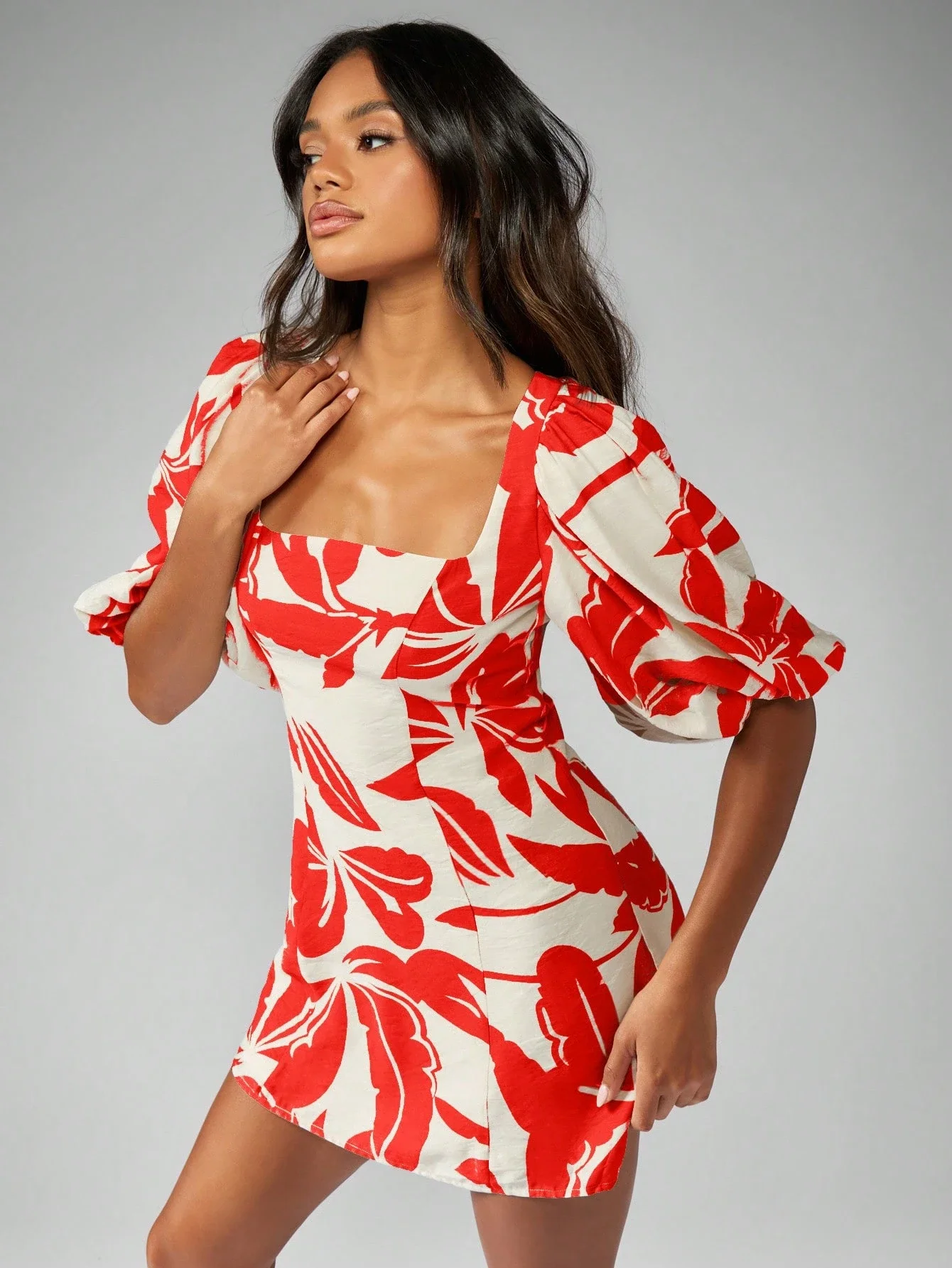 

Мини-платье А-силуэта с цветочным принтом, квадратным вырезом и пышными рукавами для летнего отдыха