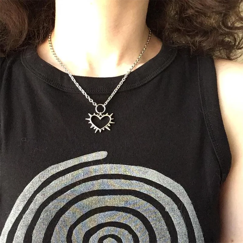 قلادة على شكل قلب مسننة / قلادة قوطية مع قلادة على شكل قلب سبايك