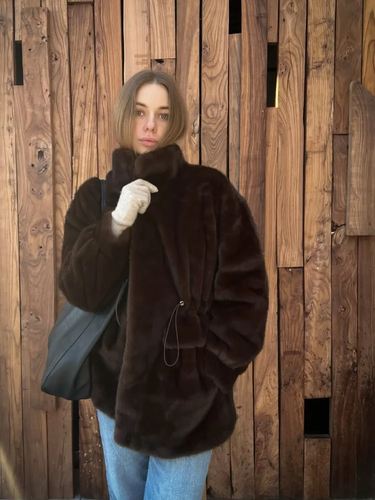 เสื้อโค้ทขนเฟอร์เทียมทรงเข้ารูปพร้อมเชือกรูดเอวสำหรับผู้หญิง ดีไซน์เก๋ไก๋ คอตั้ง แขนยาว มีกระเป๋า เสื้อแจ็คเก็ตอุ่นๆ สำหรับผู้หญิง สวมใส่ได้ทุกวันในฤดูหนาว สไตล์ลำลอง