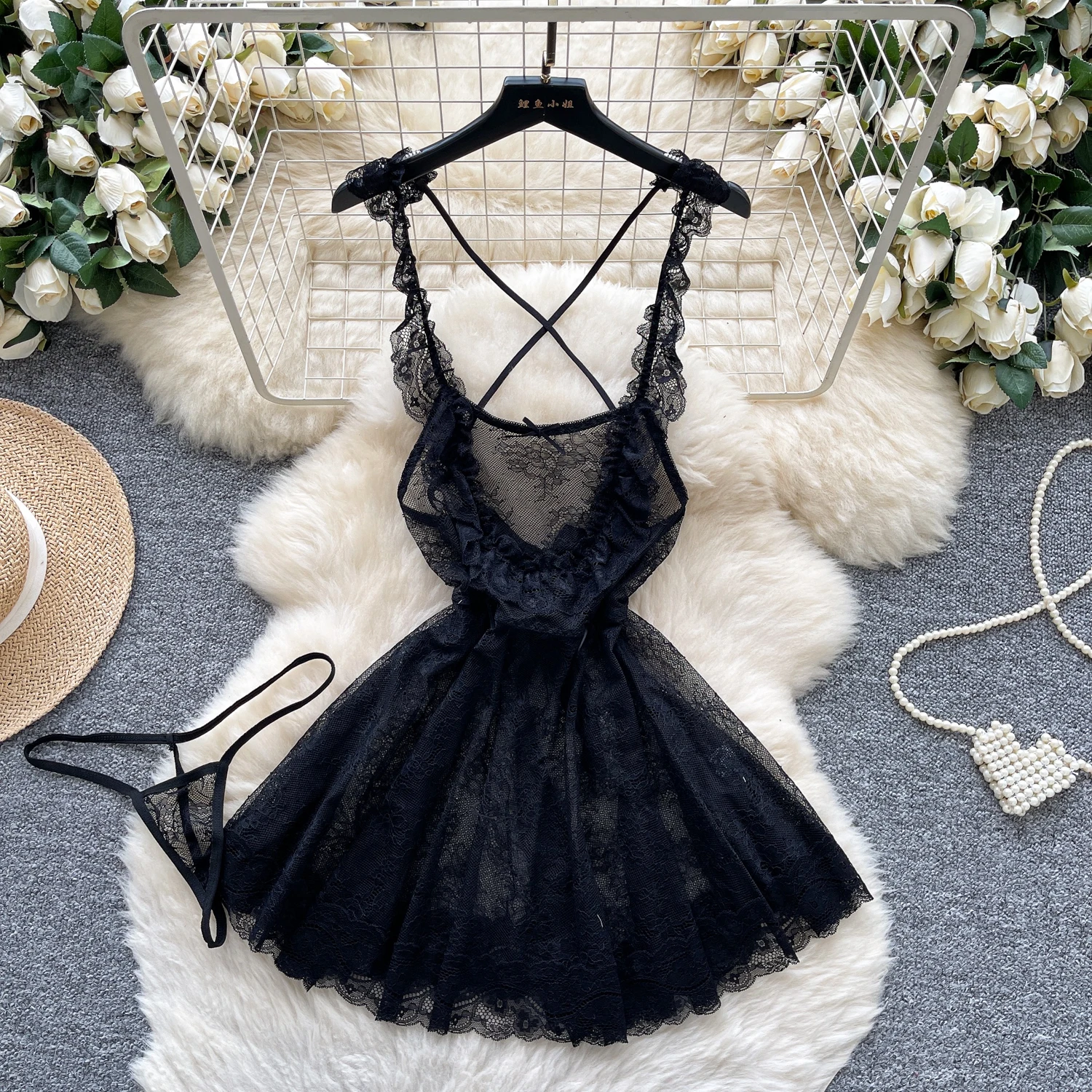 Mini abito da donna increspato in pizzo senza maniche con funghi commestibili trasparenti ed eleganti da donna. Abbigliamento da sera sexy