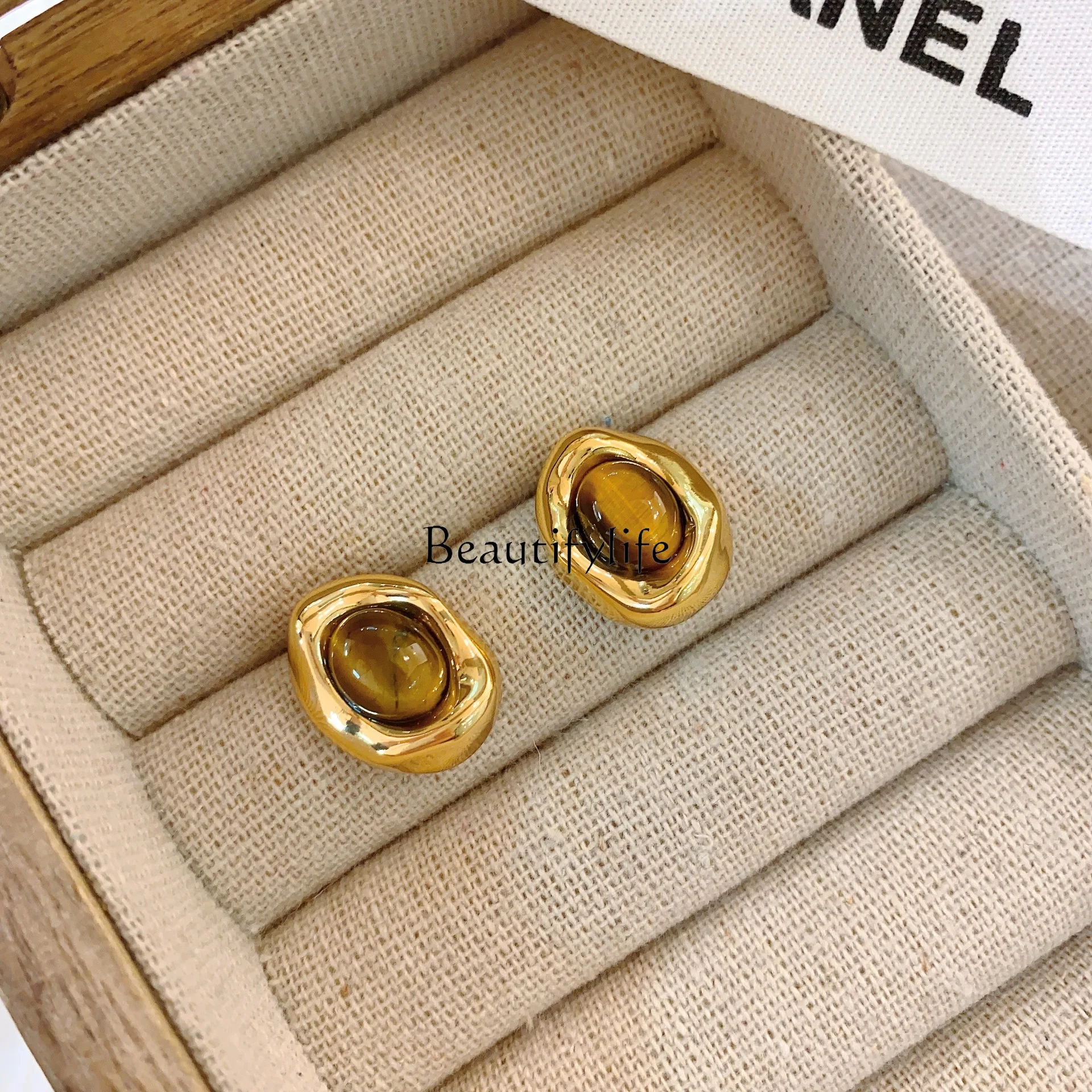

French retro high-end coffee earrings, unique design sense, medium antique earrings, irregular temperament