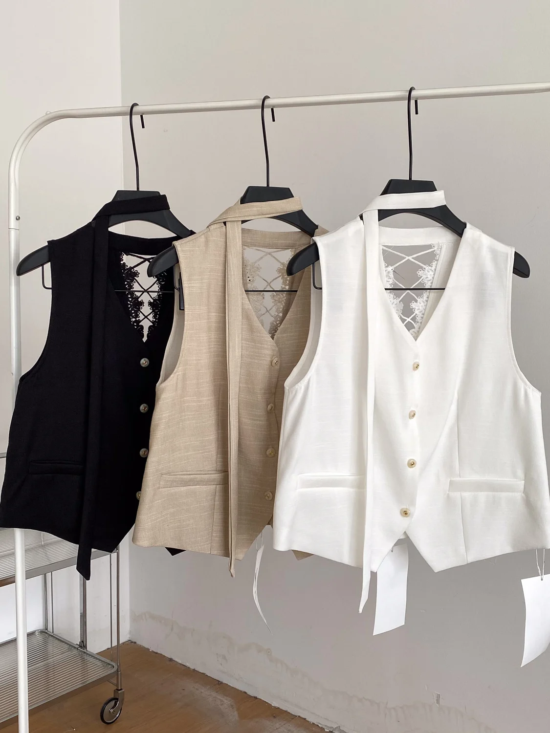Elegant V-neck Single Button Embroidery Blouse Women's Commute Style Lace Patchwork Fashionable Vest Jacket
