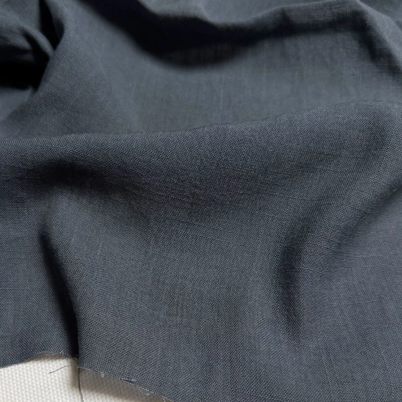 Tela de Lino Lavado con Arena Gris Carbón con Textura Irregular, Suave, Transpirable y con Caída, para Camisas, Blusas de Manga Corta, Pantalones Casuales y Costura DIY