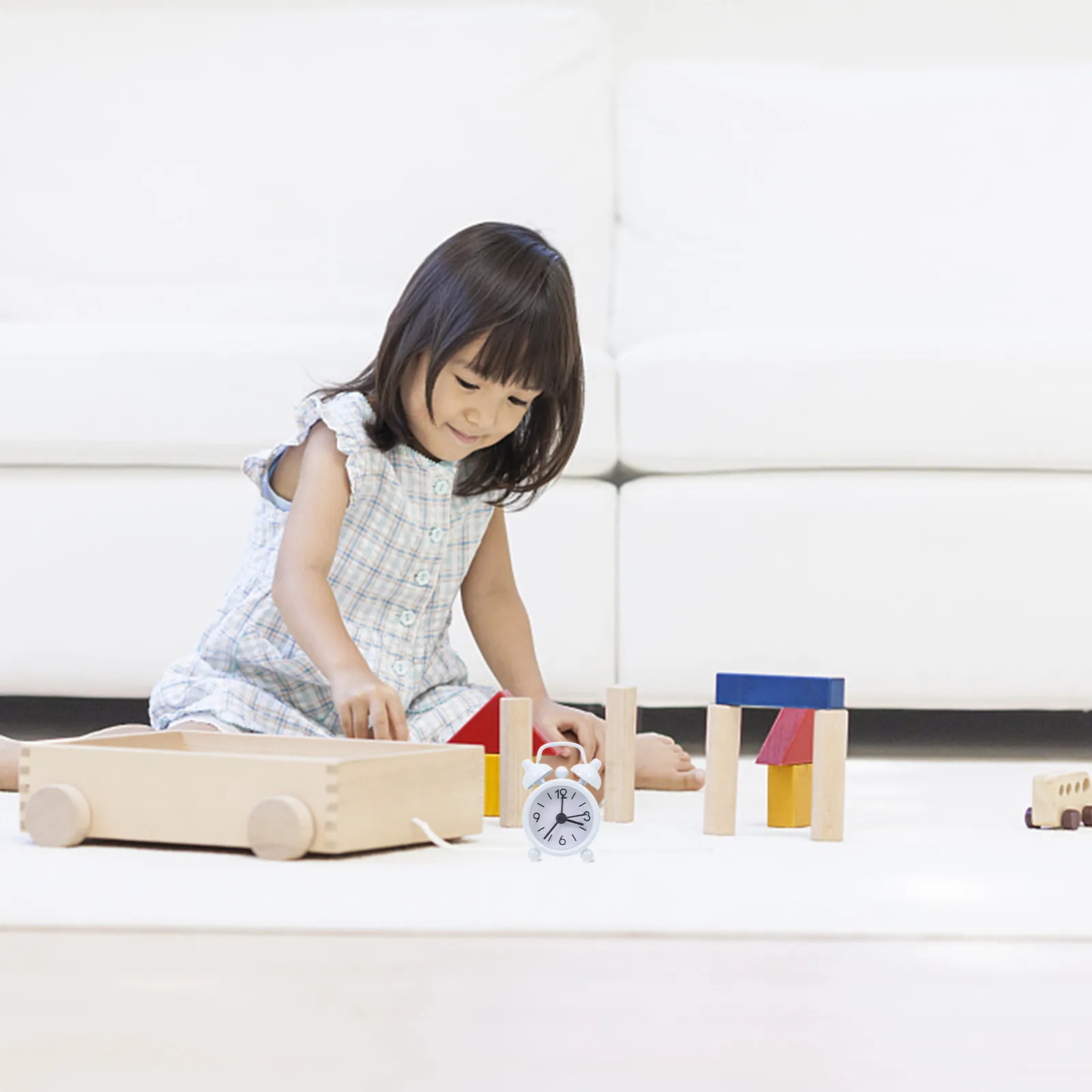 

Миниатюрный будильник, высококачественные металлические мини-часы в форме домика, декоративный реквизит, реалистичный маленький аксессуар в виде домика, мини-украшение