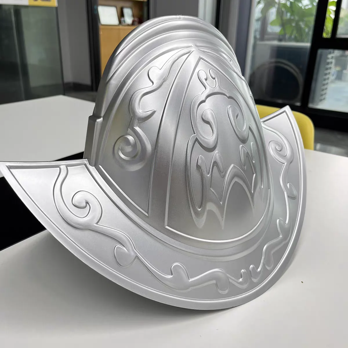 خوذة فضية لدعامة أداء المسرح، خوذة موريان من عصر الفاتح الإسباني، خوذة على شكل وعاء إسباني