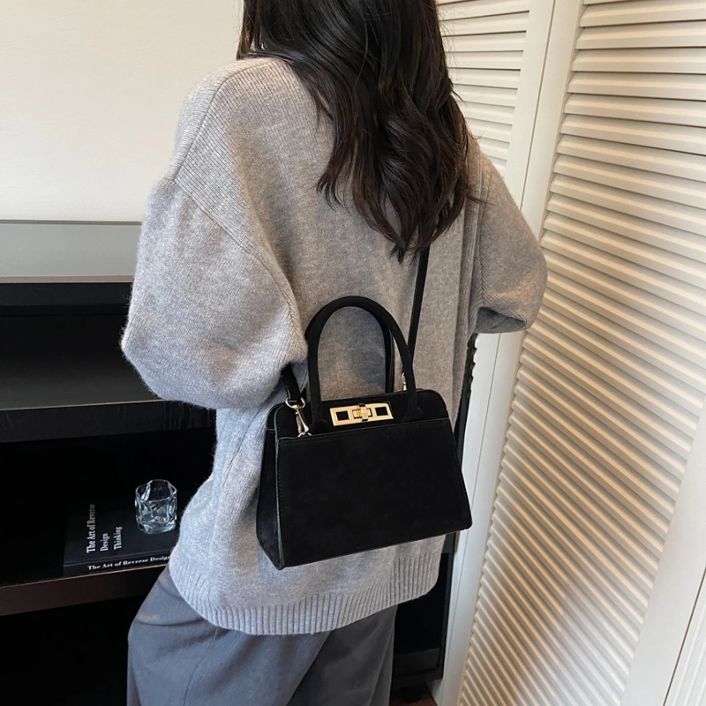 

Retro Suede oulder Crossbody Bag for Women Frosted Leather Handbag Casual Simple Sle Square ape Zipper Closure