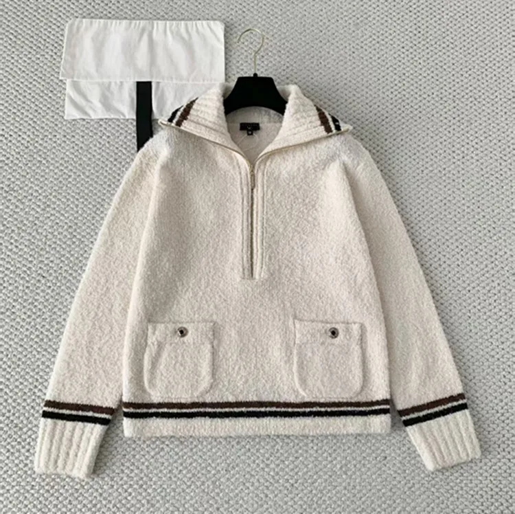 

Индивидуальные новые зимние стили женской одежды 2025 года в европейском и американском стиле. Кашемировый вязаный свитер с длинными рукавами и лацканами.