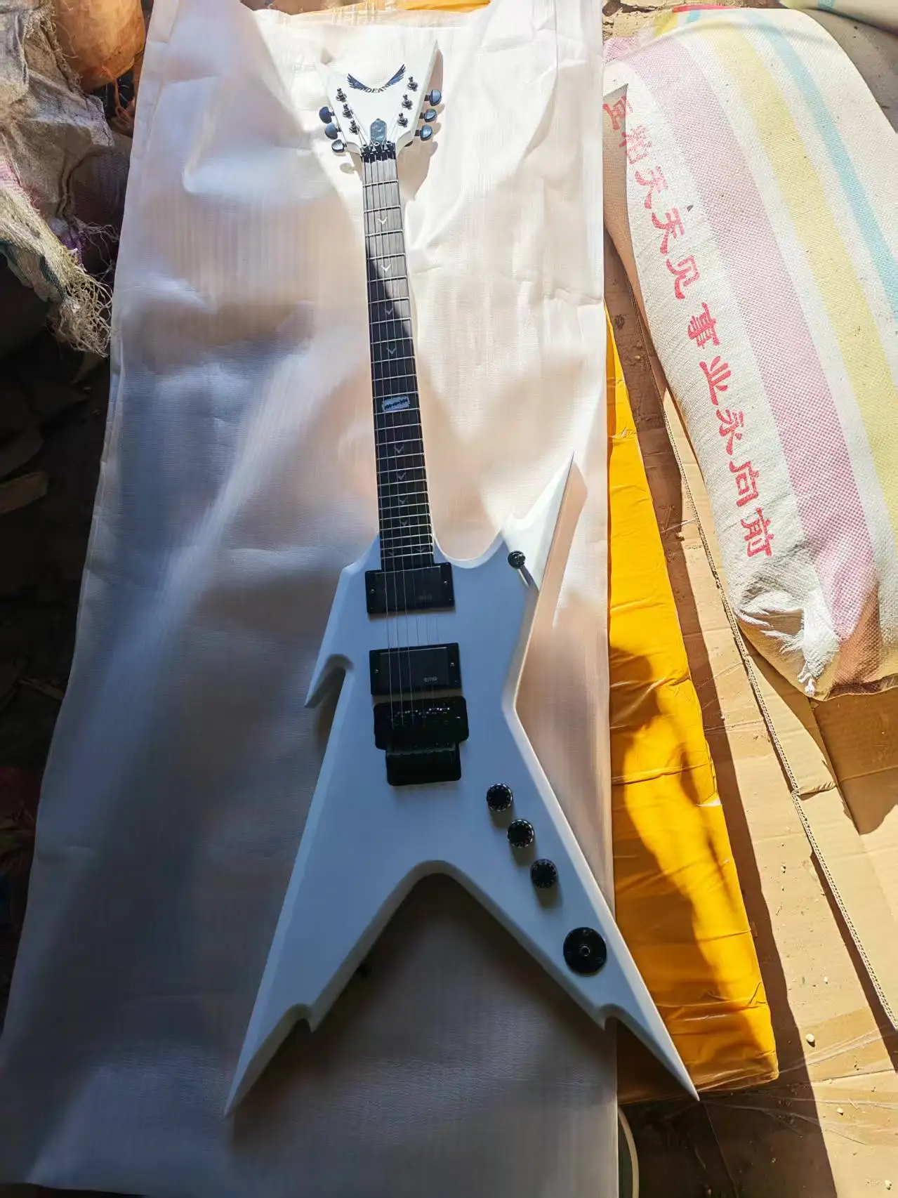 

Mahoney Body 6-струнная электрогитара с отделкой белого и черного цвета, активный звукосниматель Emg