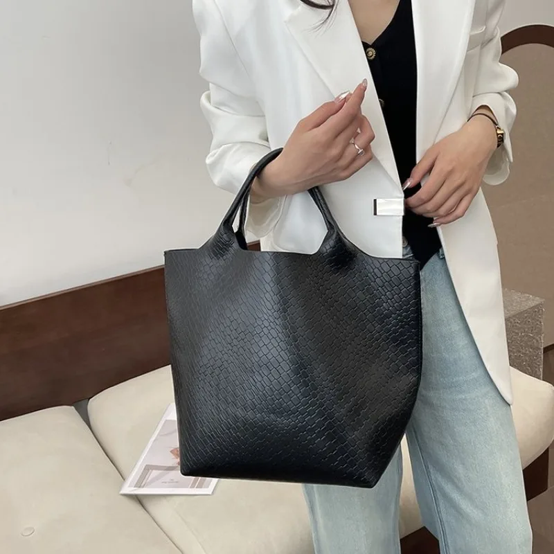 

Designer Handbag Crossbody Leather Tote For Women Luxury Elegant Diaper Bag Large Capacity Stylish Messenger Bag