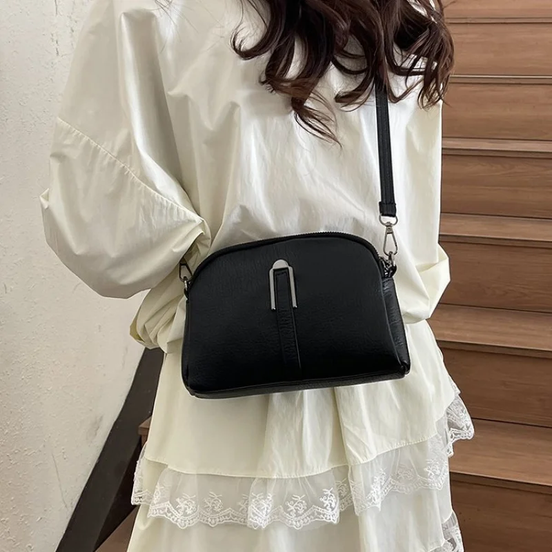 세련된 여성용 투명 크로스백, 가죽 트림이 있는 트렌디한 PVC 소재, 안전과 스타일을 겸비한 페스티벌 가방