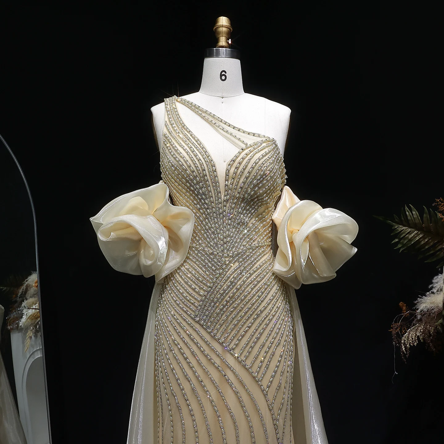 Sharon Said Dubai Luxuriöses Einschultriges Abendkleid mit Langer Schleppe, Stark Perlenbestickt, Saudi-Arabisches Damen-Abendkleid SS016 Maßanfertigung – Detail 25
