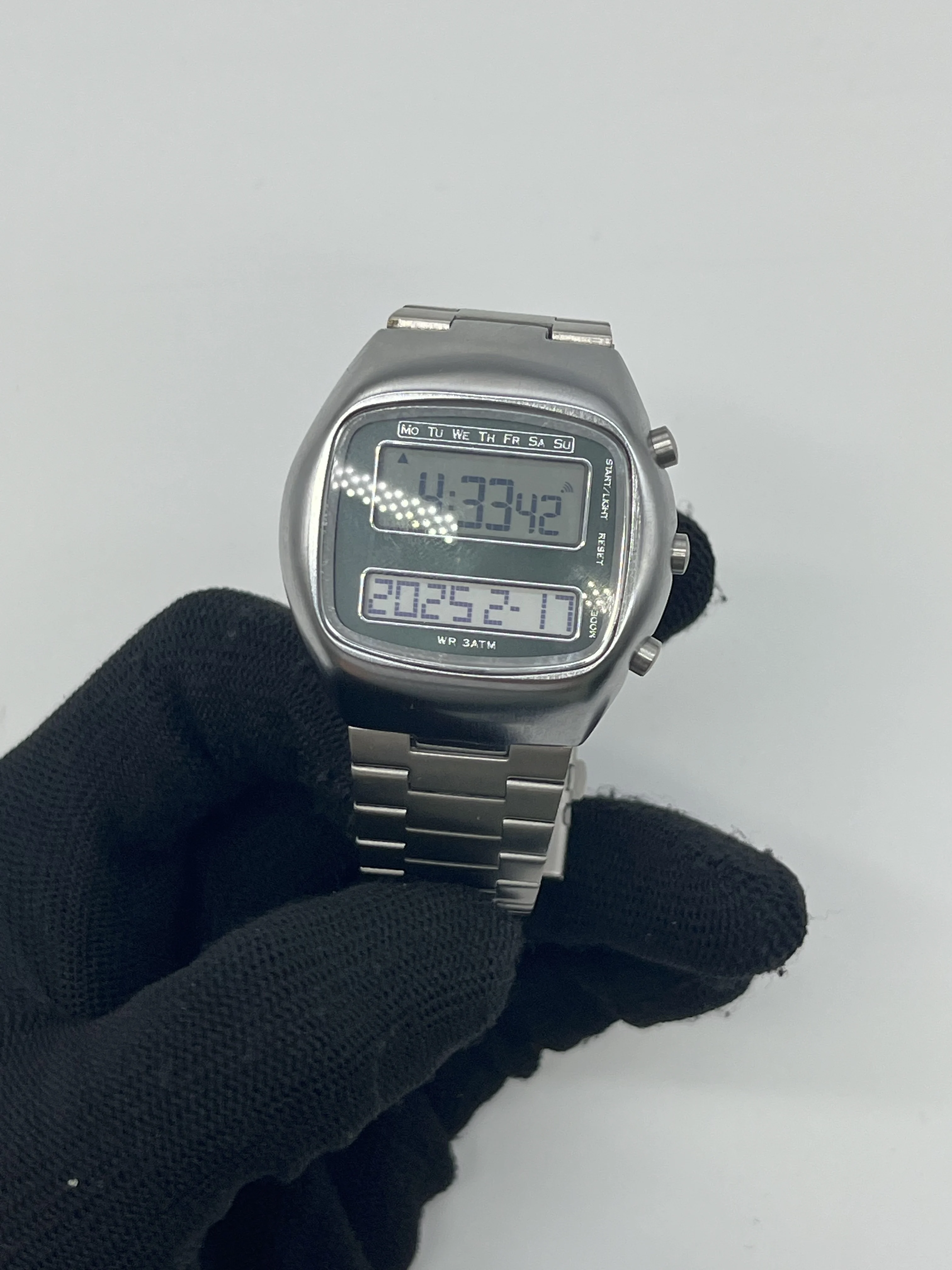 TV  Design Retro 1970s Electronic Digital Watch LCD Display Stainless Steel Case Classic Curved Design For Couple Lovers