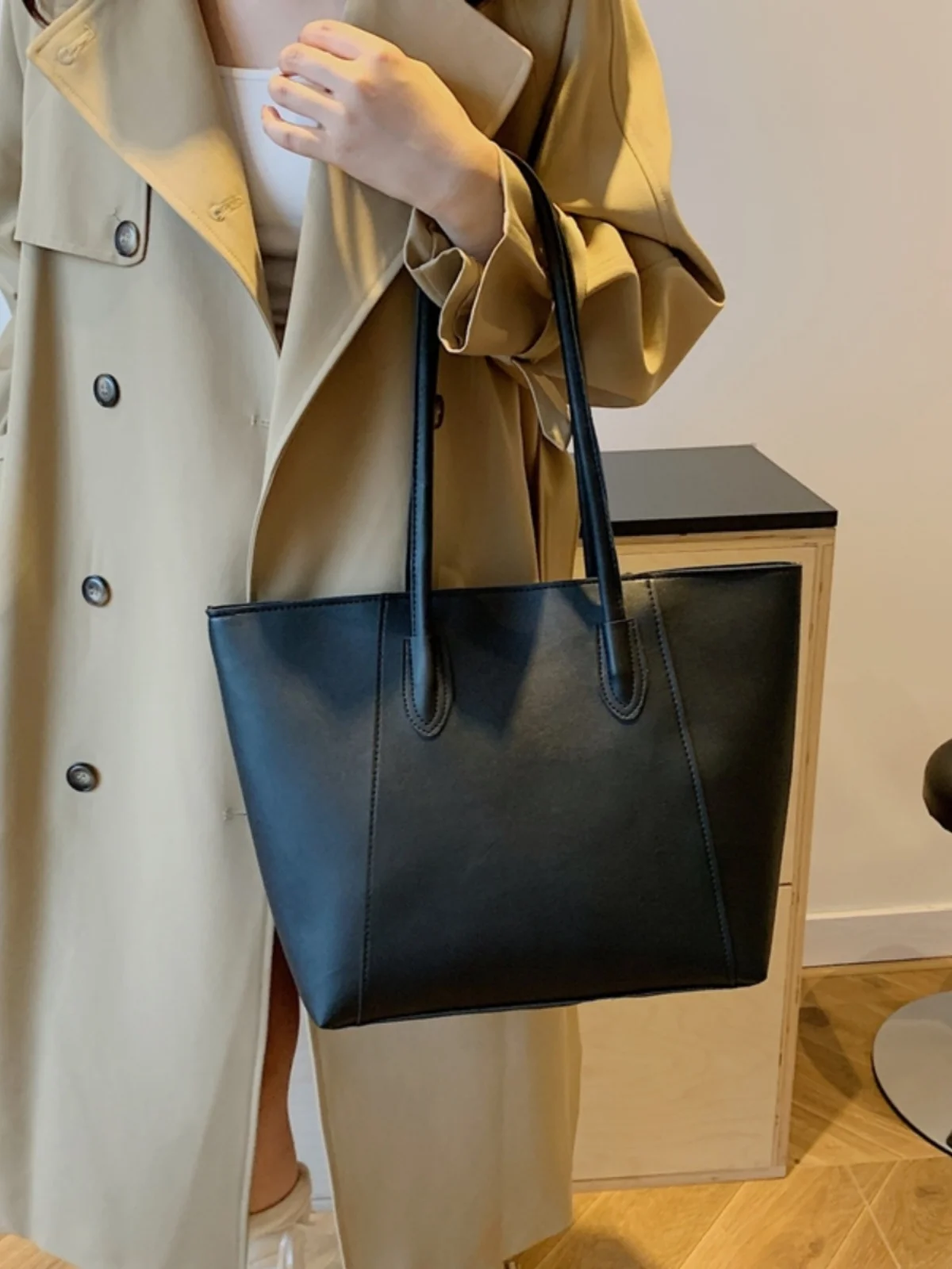 حقيبة يد نسائية عصرية كبيرة السعة، حقيبة كتف بسيطة غير رسمية، موديل 2024 الجديد، حقيبة للتنقل اليومي من الجلد الصناعي #4