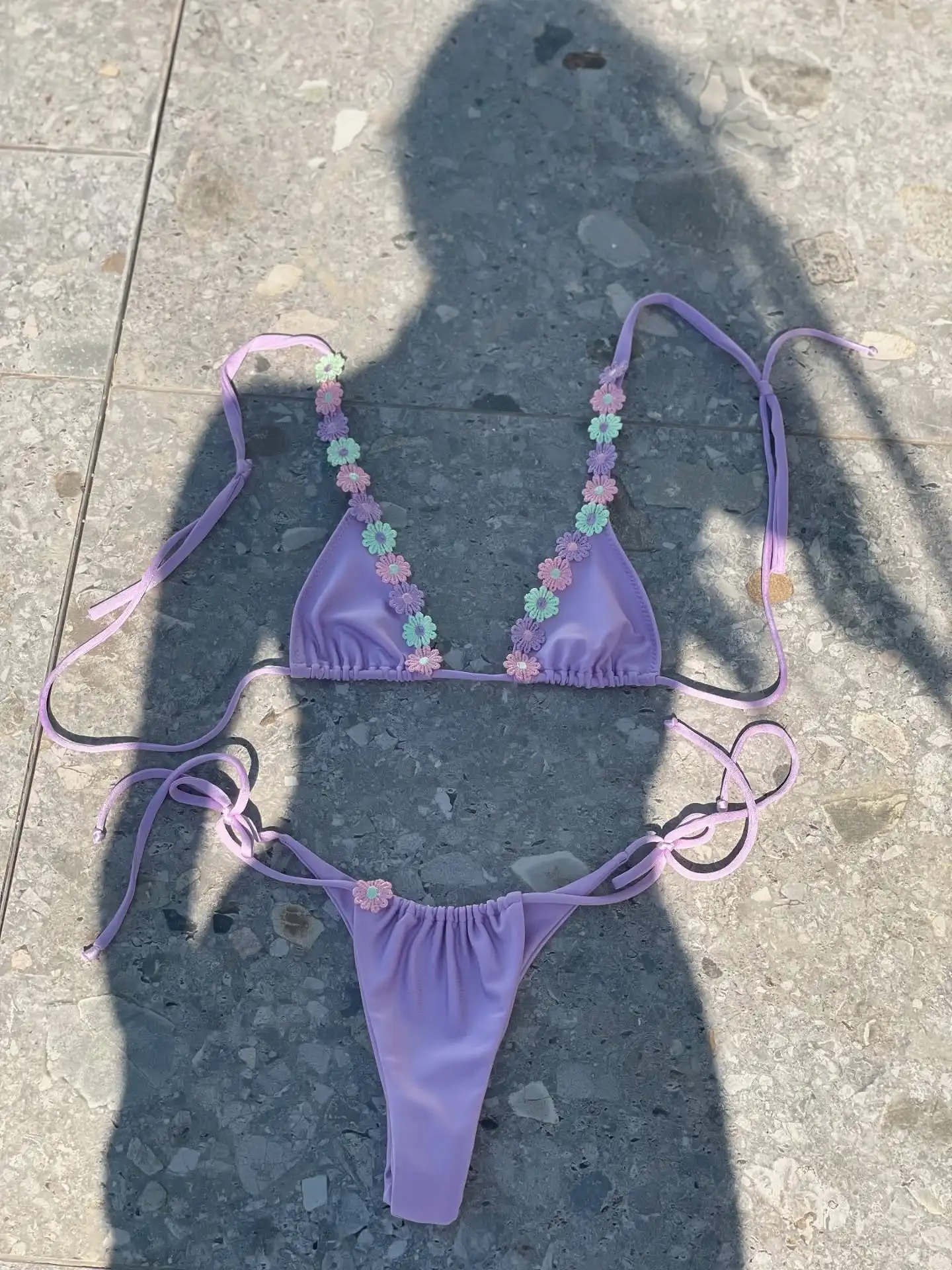 2025 Traje de baño de moda Bikini de lavanda con flores de margaritas coloridas, perfecto para ropa de playa, fiestas en la piscina, escapadas de verano