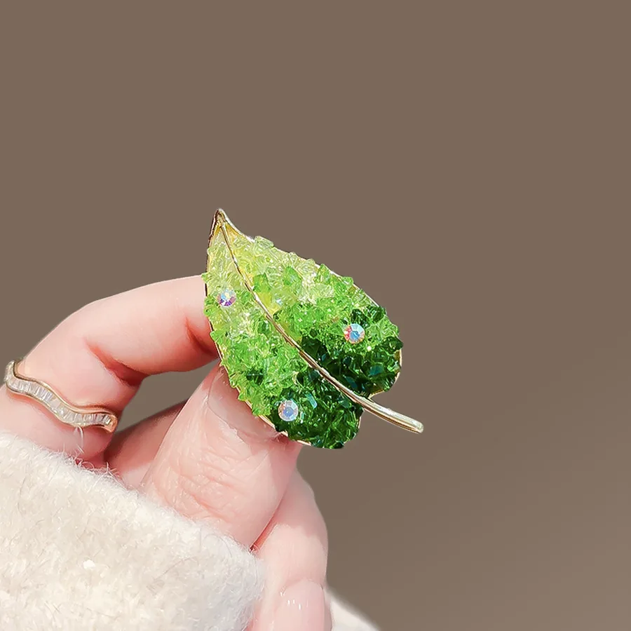 Gradual change crystal green leaf brooches for woman high-end women's niche design pin brooch clothes decoration
