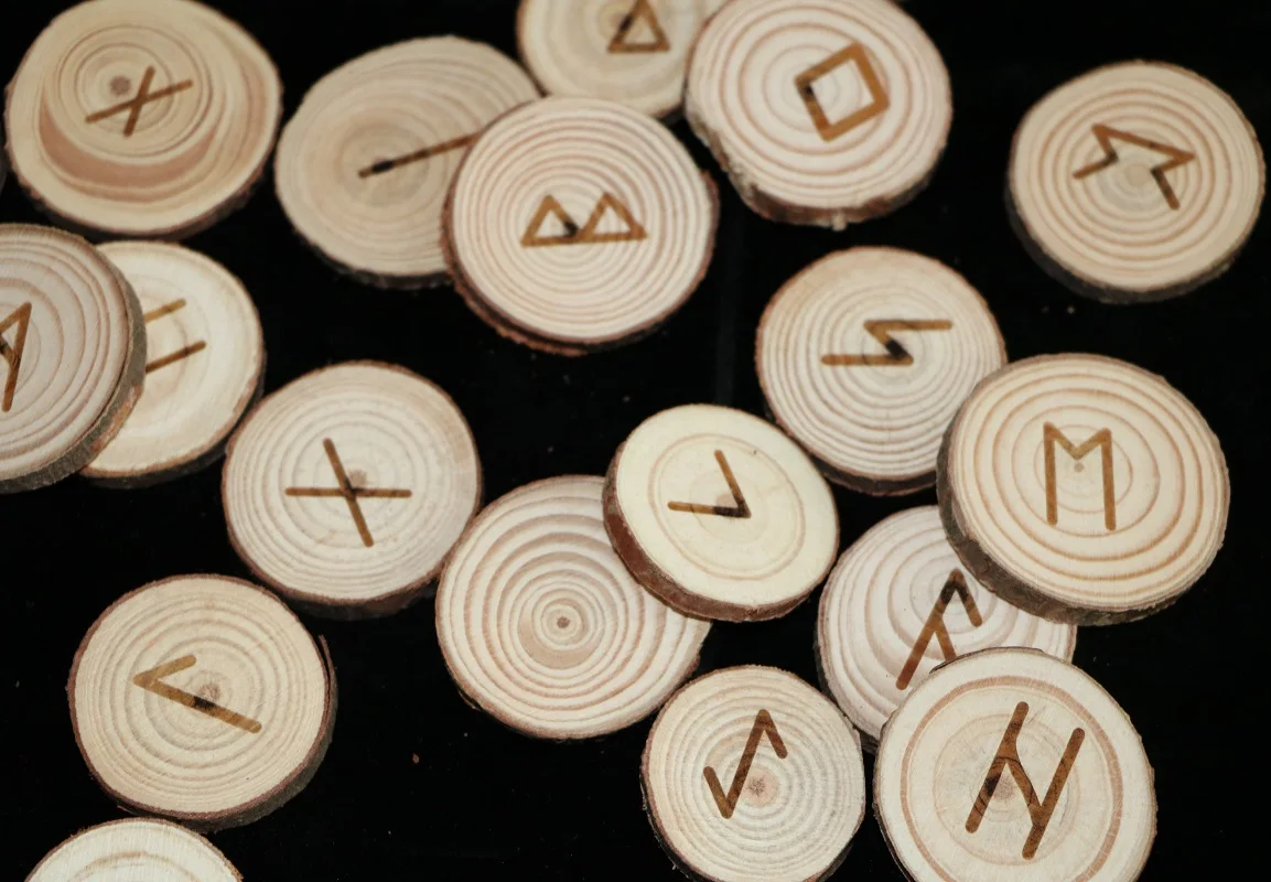 25Pcs Natural Wooden Runes Stones Wood Chakras Mysticism supplies for Divination Rune Kit  Round Altar Occultism Props Pendant