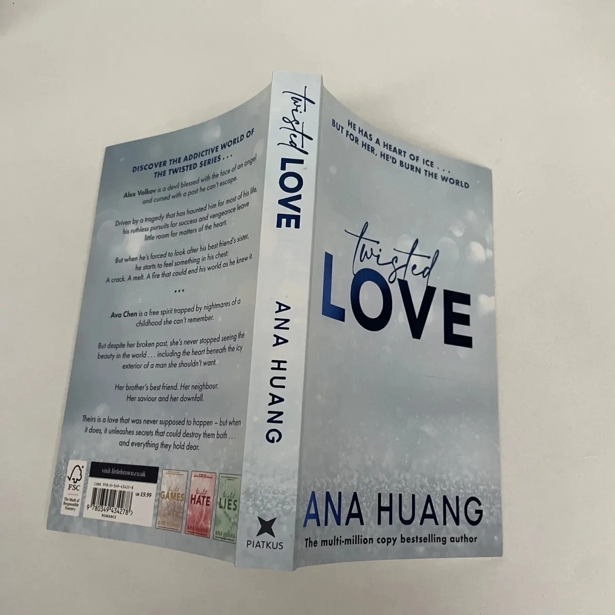 Livre en anglais Twisted Love Ana Huang, roman vebros