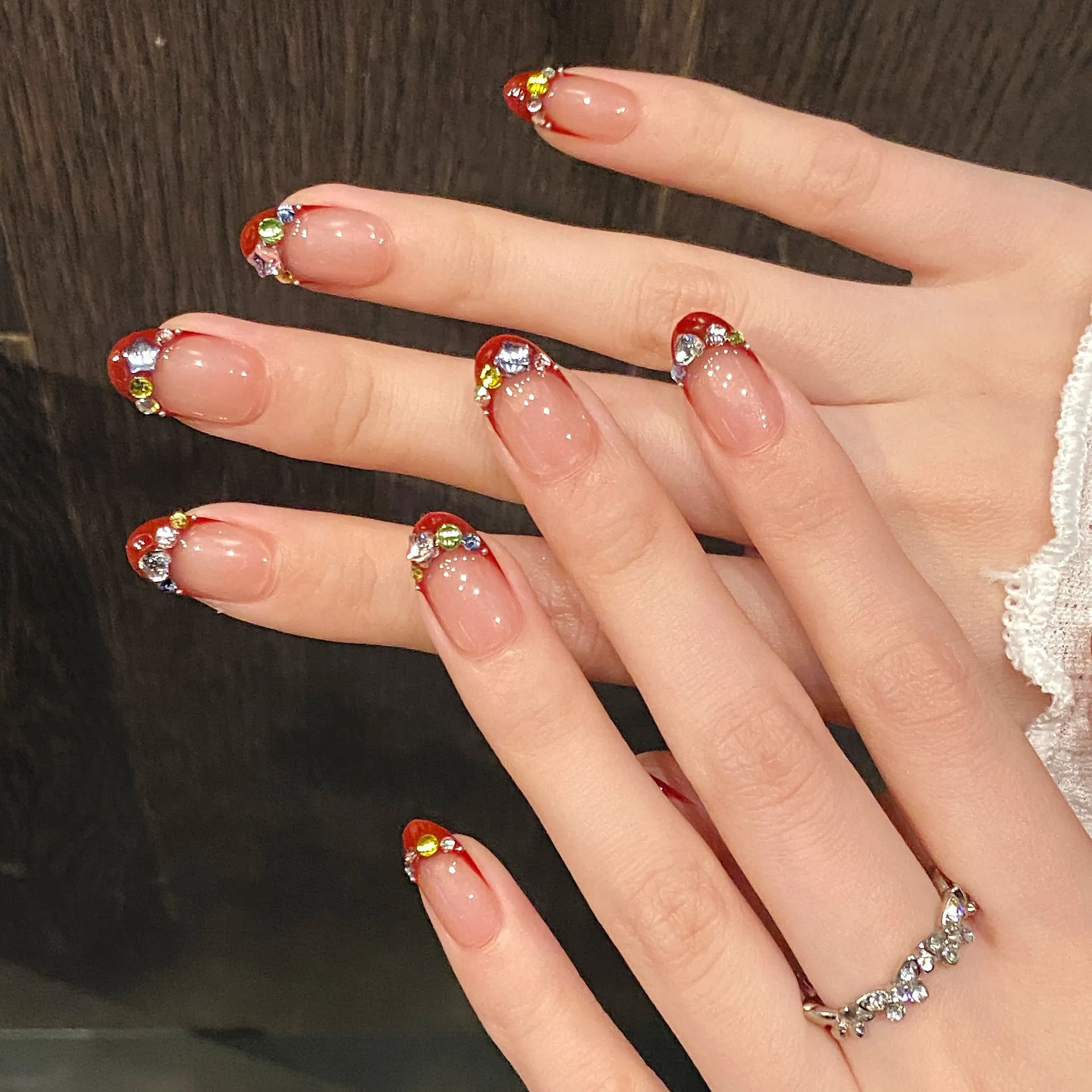 10 Stück luxuriöse handgefertigte Nägel zum Aufdrücken, kurzes, ovales, handbemaltes weinrotes Design mit 3-teiligem Werkzeug, selbstklebende Nagelklebelaschen