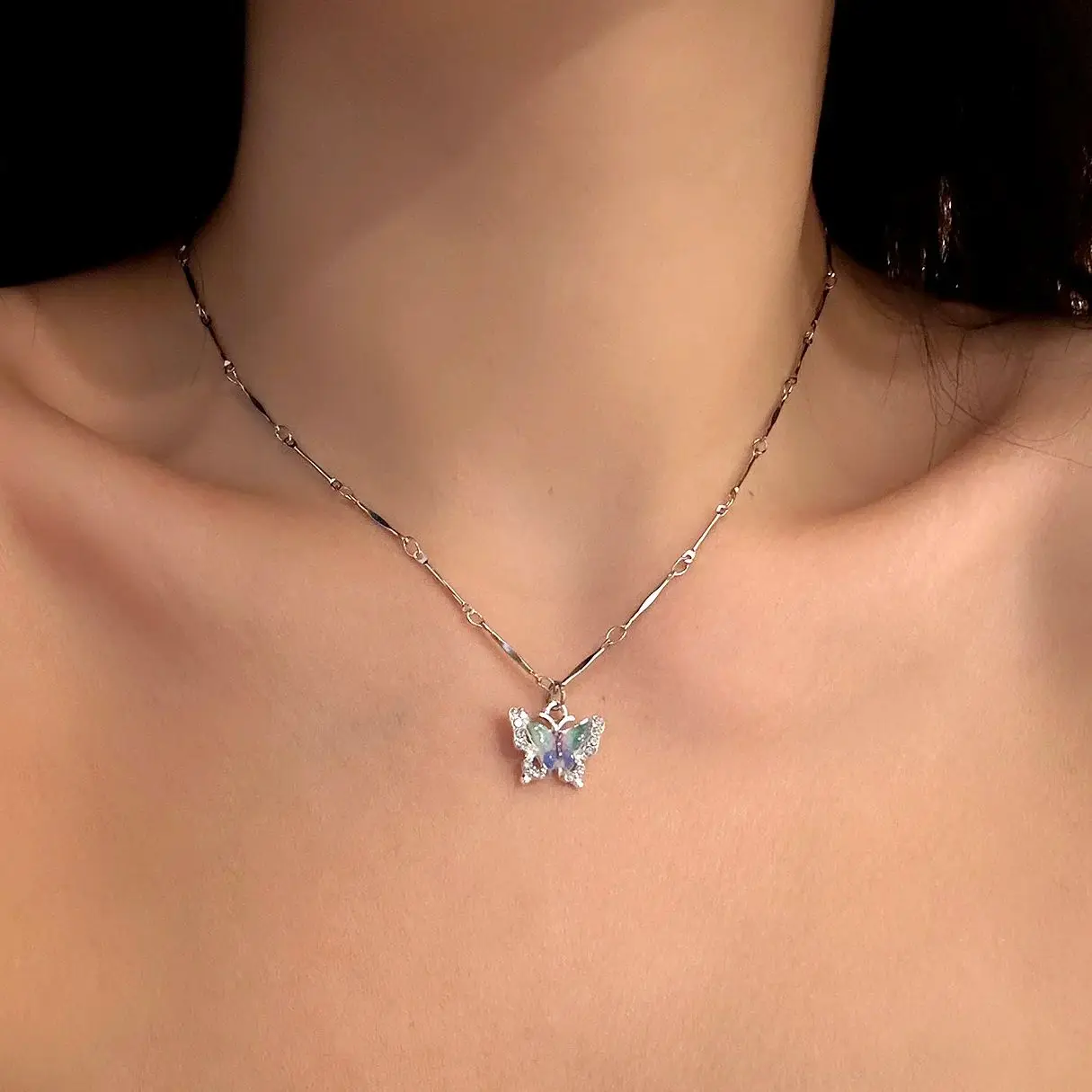 

Exquisite Colorful Rhinestone Butterfly Necklace for Women Silver Color Scalewing Clavicle Chain Choker Wedding Party Jewelry