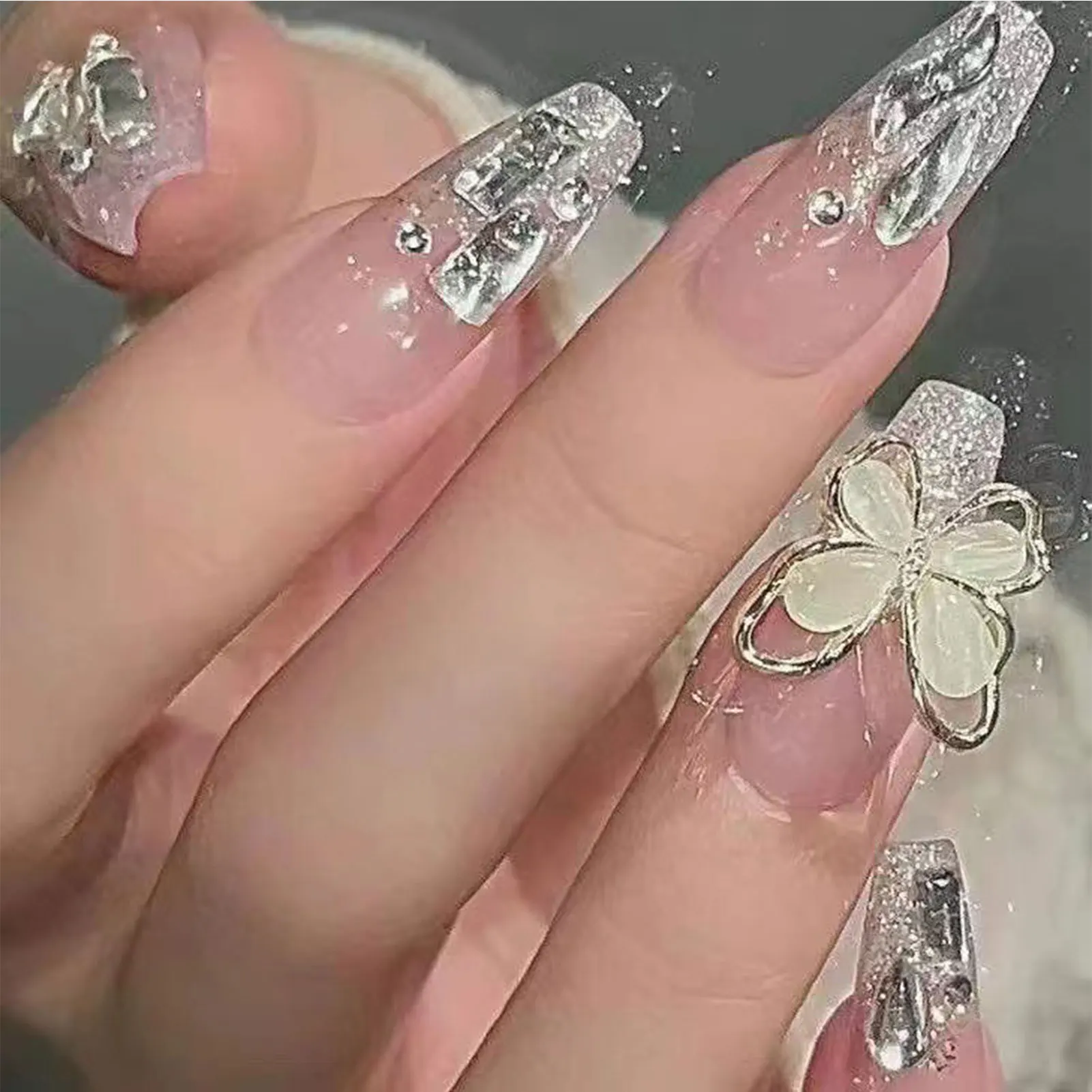 Uñas postizas de mariposa brillante, decoraciones únicas de moda, piezas de uñas para resaltar las manos delicadas