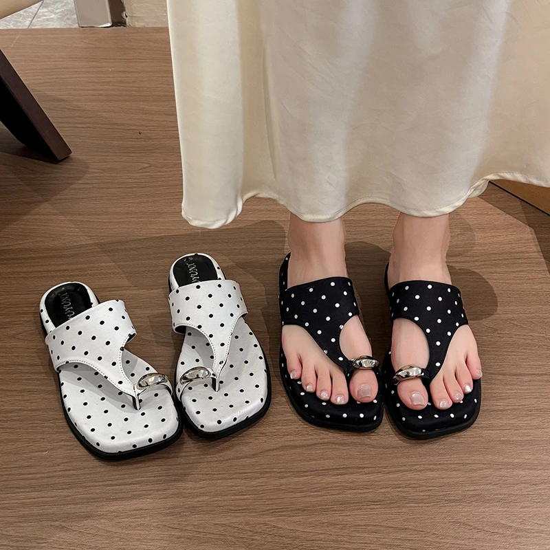 

Summer Women Polka Dot Flip Flops Metal Clip Toe Flat Slippers Slip On Soft Sole Casual Ladies Outdoor Beach Daily Walking Slide