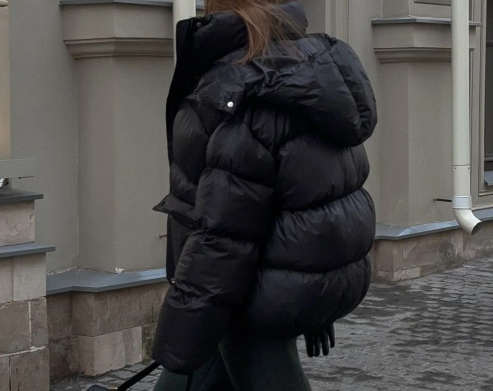 Giacca in cotone nero per l'inverno 2025 Nuova giacca in cotone con cappuccio caldo con tasca quadrata per donna