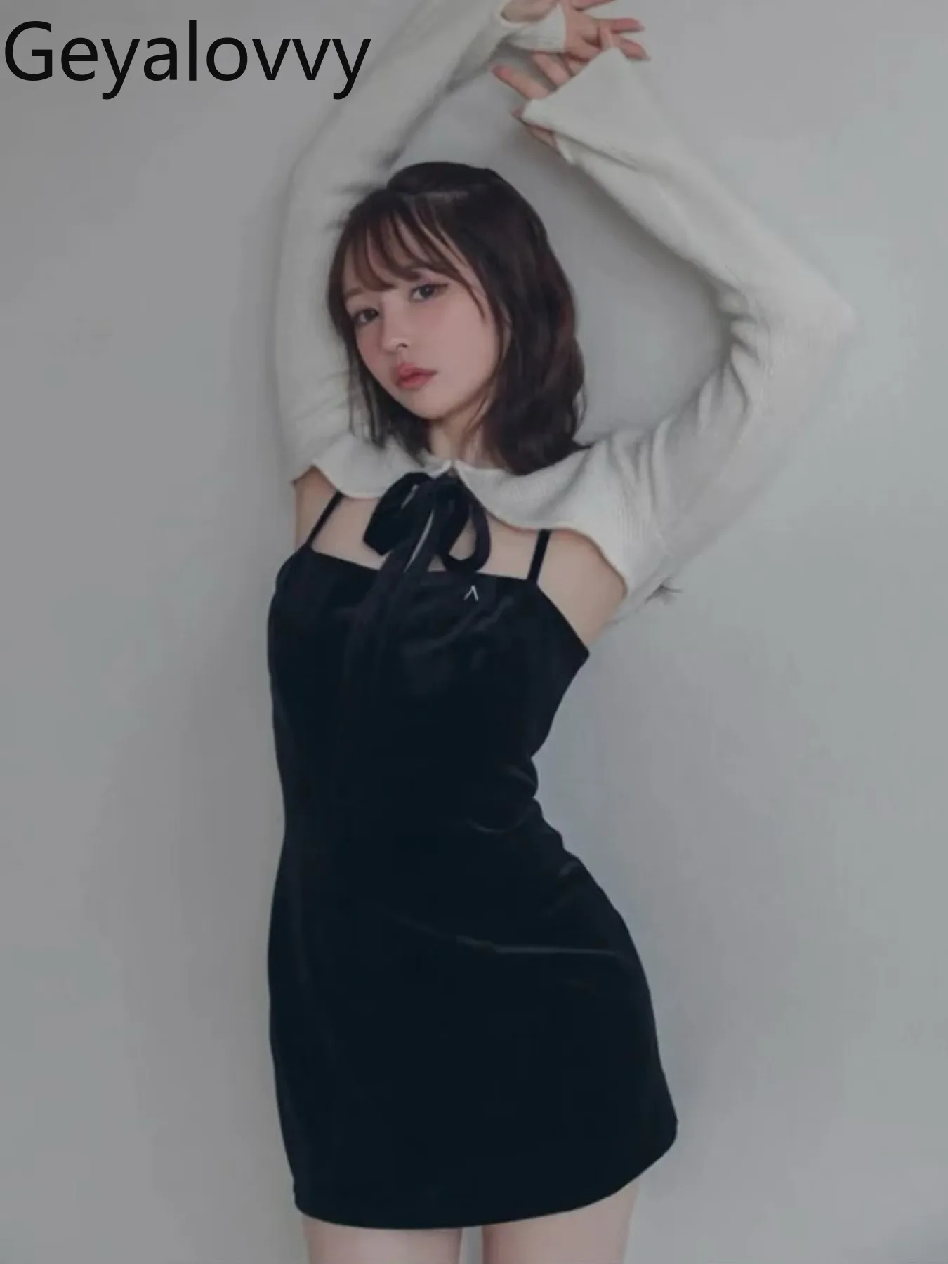 

Новинка Весна 2026: Комплект из двух предметов — платье-комбинация с бантом из вельвета, приталенное, с завышенной талией, и вязаный свитер с длинным рукавом.