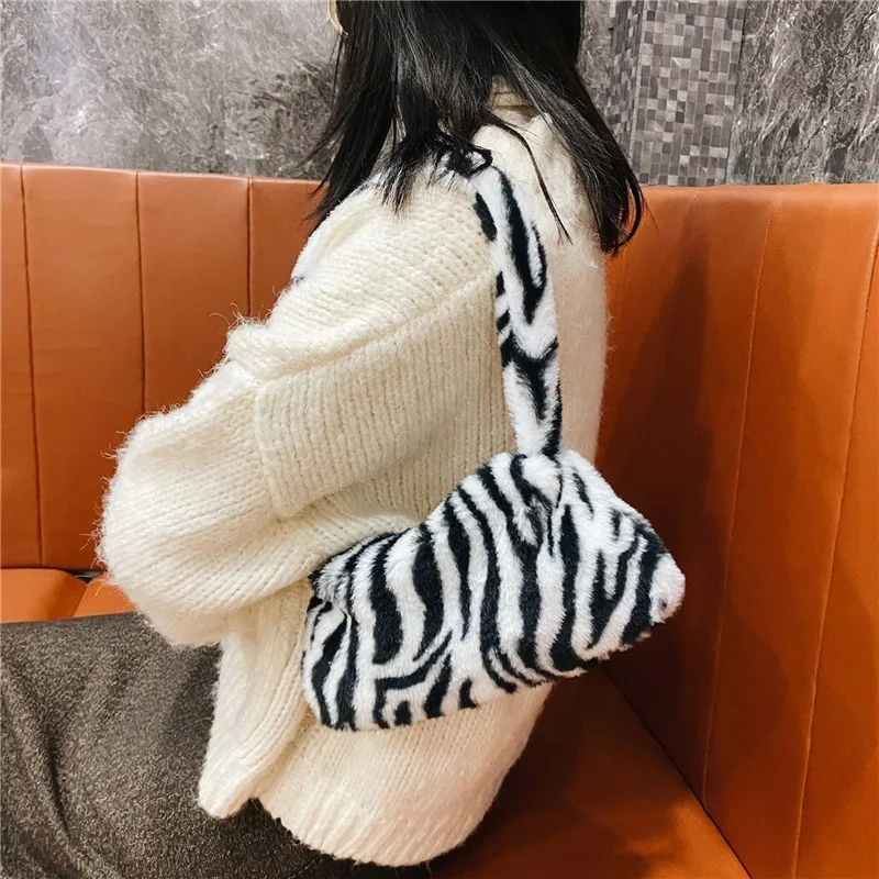 Fashion Women Cow Print Mini Shoulder Bags Female Winter Plush Underarm Bags Leopard Zebra Pattern Fluffy Tote Bags Small Purses