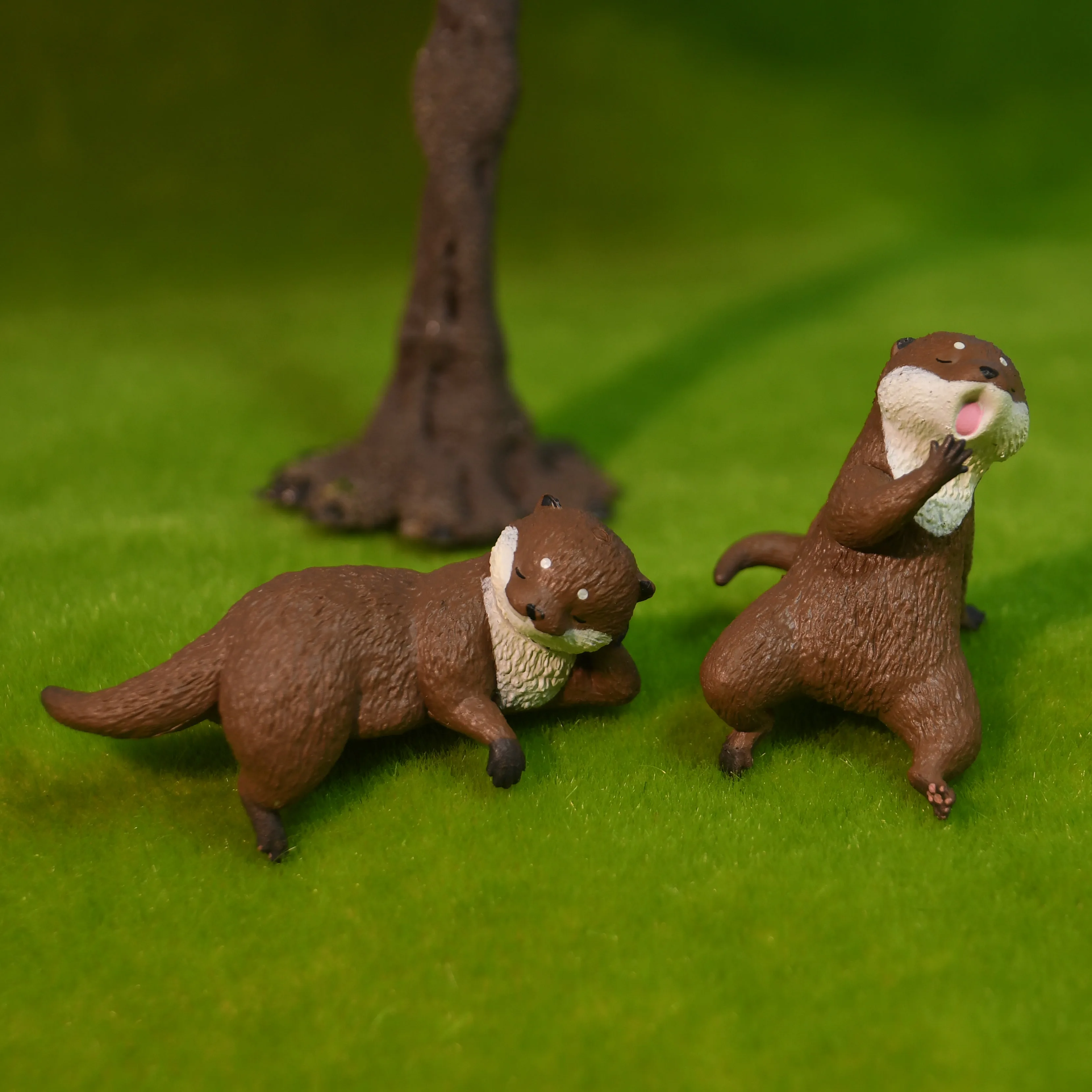 Zabawki kapsułkowe Yell, urocze leniwe małe otory morskie odpoczywające na krawędzi po południu, leżące, machające pyszczkiem, siedzące, figurki ozdobne zwierząt.