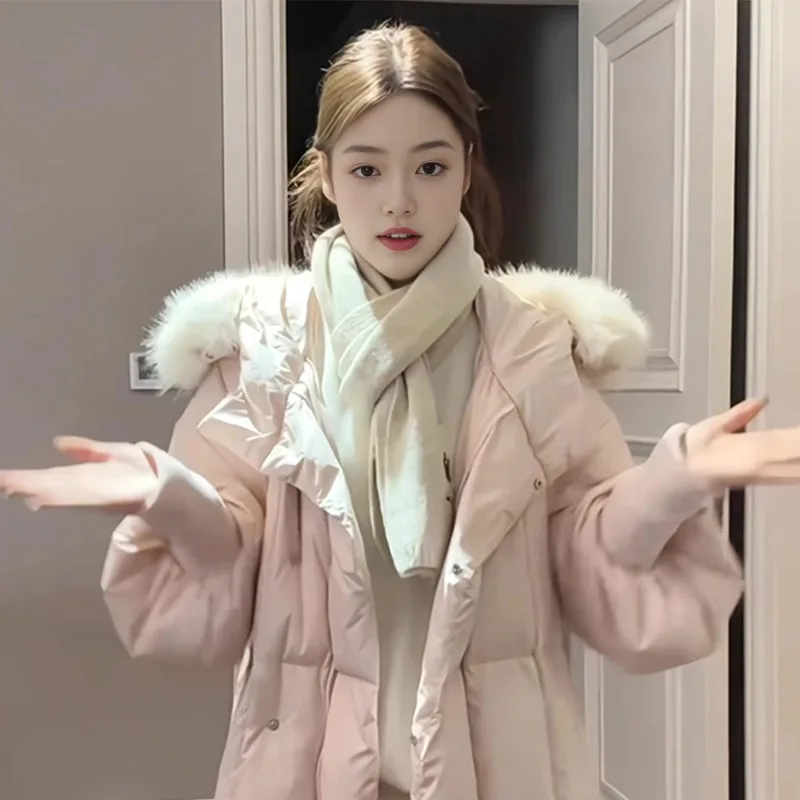 Francuski płaszcz z wysokiej jakości, delikatnej i słodkiej różowej bawełny puchowej dla kobiet, nowy model na zimę 2025, płaszcz średniej długości do kolan.