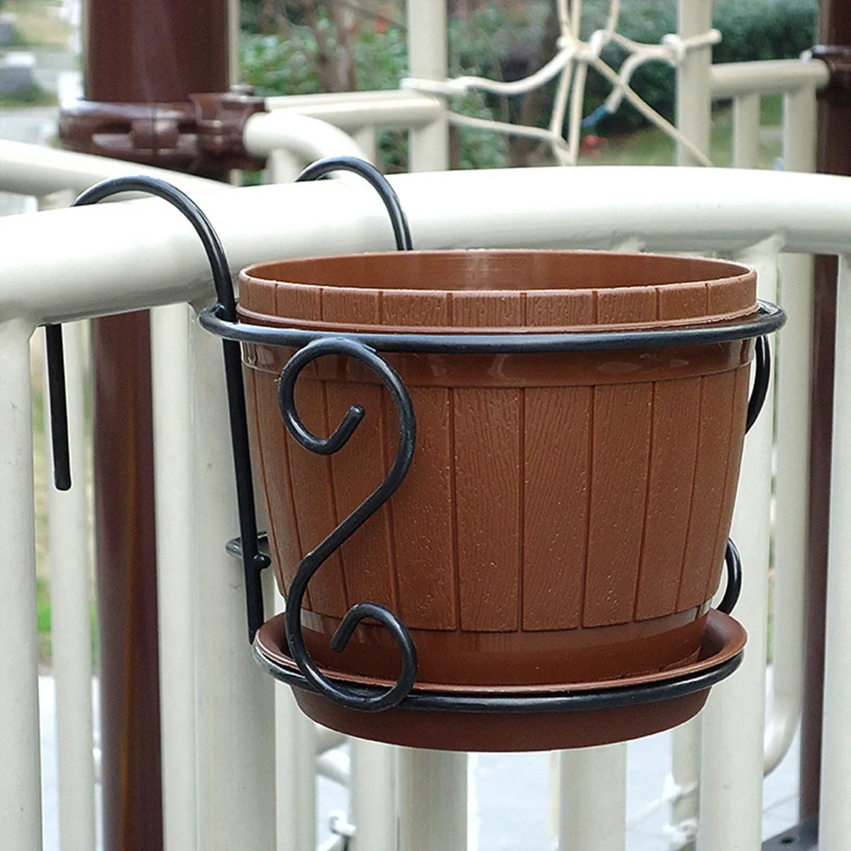 

1Pcs Basket Shaped Iron Flower Stand for Fence Hanging Planter Balcony Railings Garden Home Cafe Decor Premium Rust Resistant