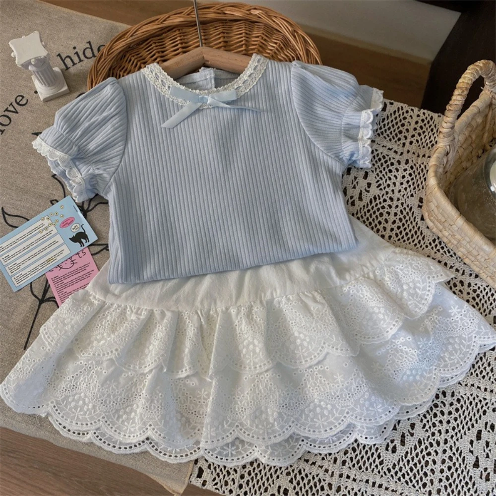 

Корейская версия, топ с короткими рукавами и синим бантом + кружевная плиссированная юбка с принтом, комплект из двух предметов для повседневной одежды для девочек, новинка лета