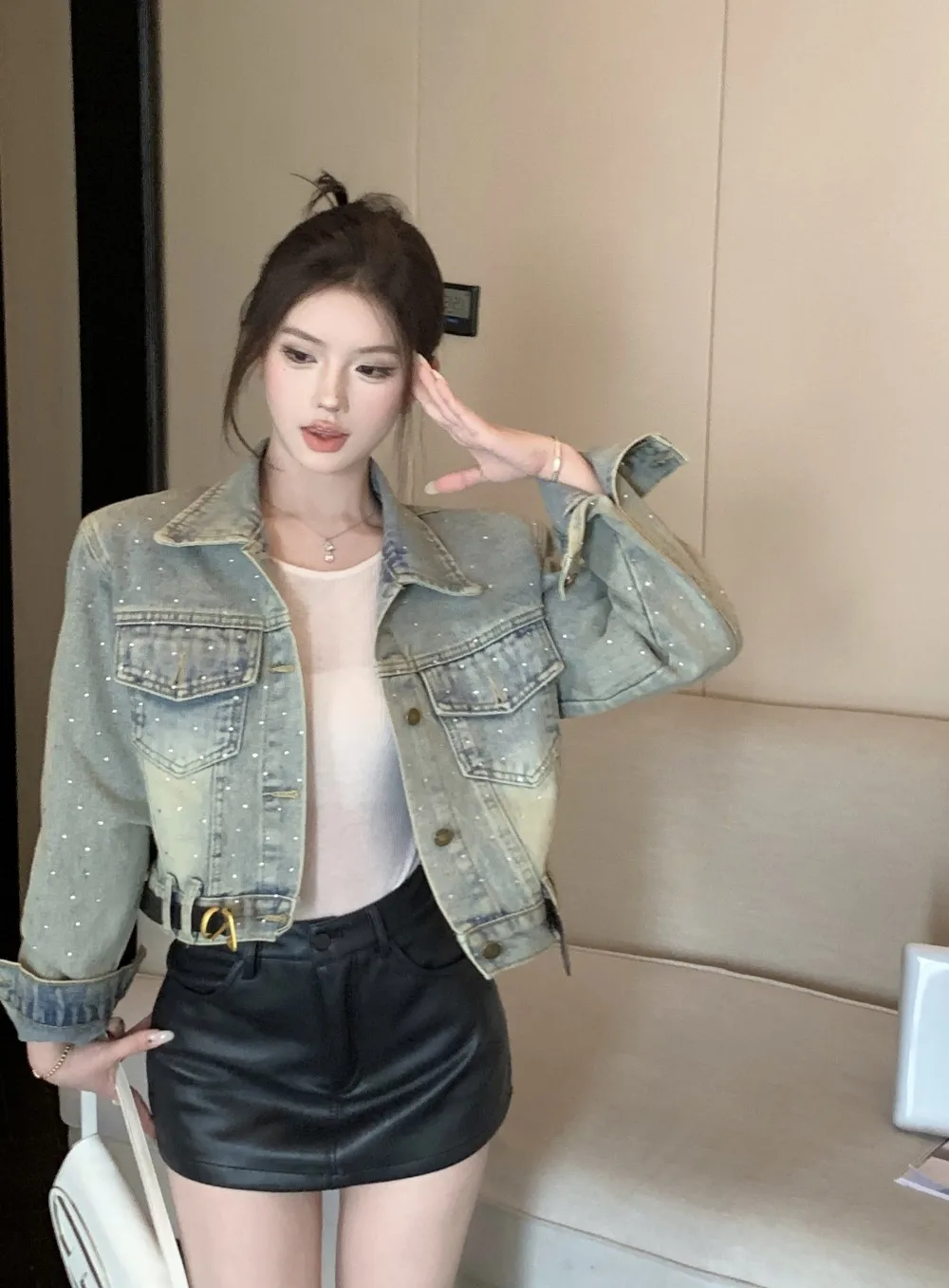 سترة من قماش الدنيم بأكمام طويلة مرصعة بالألماس المغسول بتصميم كلاسيكي للخريف سترة قصيرة ذات طية صدر السترة