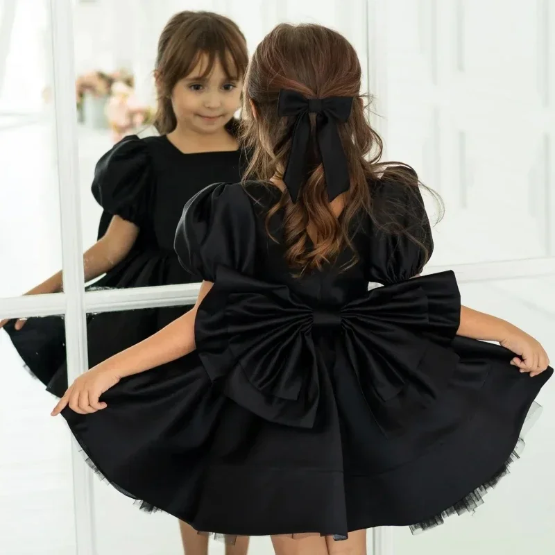 Aangepaste bloemenmeisjesjurken zwart satijn tule gezwollen met strik korte mouw voor bruiloft verjaardag prom heilige communiejurken