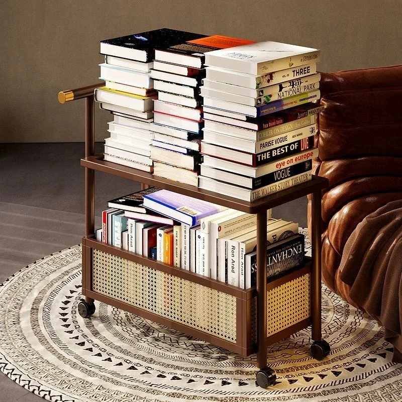 يمكن نقل جانب رف العربة، ويمكن تحريك عربة الوجبات الخفيفة العتيقة في الخزانة الجانبية لغرفة المعيشة.