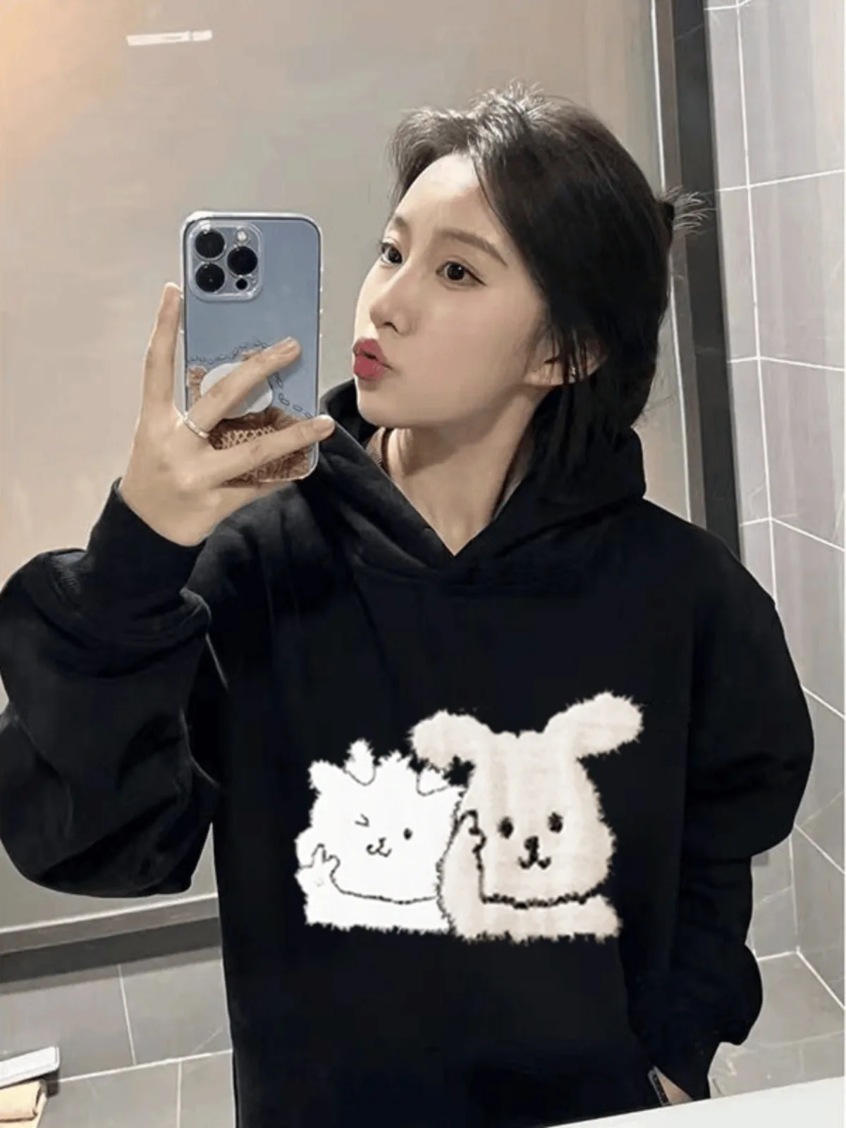 เสื้อฮู้ดพิมพ์ลายการ์ตูนน่ารักสำหรับผู้หญิง ฤดูใบไม้ร่วง ฤดูหนาว 2025 รุ่นใหม่ ทรงโอเวอร์ไซส์ สีดำ สไตล์ลำลอง เสื้อคลุมแบบสวมหัว Y2K เสื้อผ้าสไตล์คาวาอี้