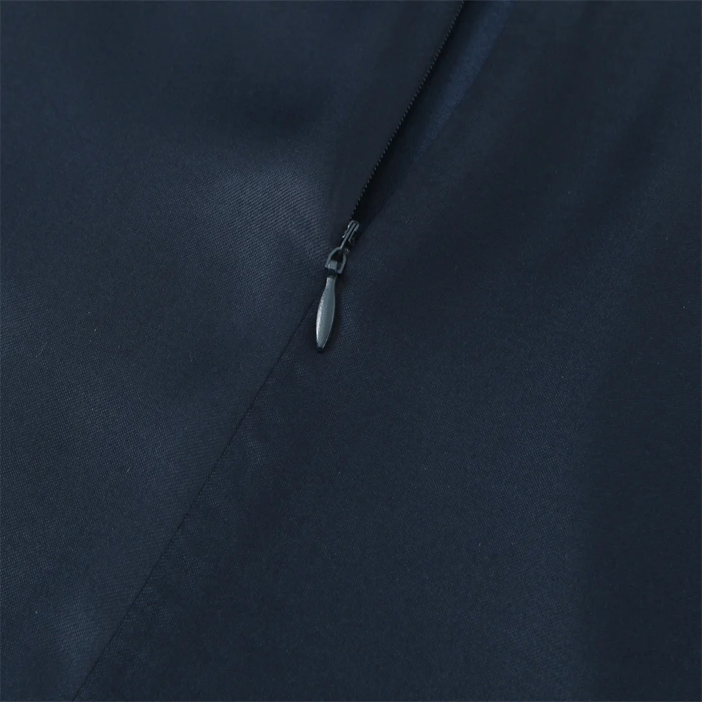 Mini abito invernale con trama in raso con giunture in pizzo alla moda delle nuove donne